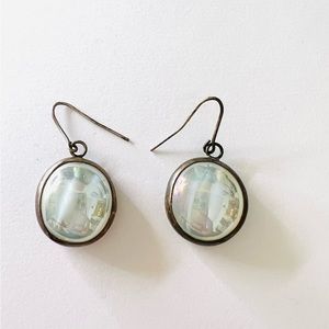 Vintage earrings. Simple design. Iridescent reflective stone